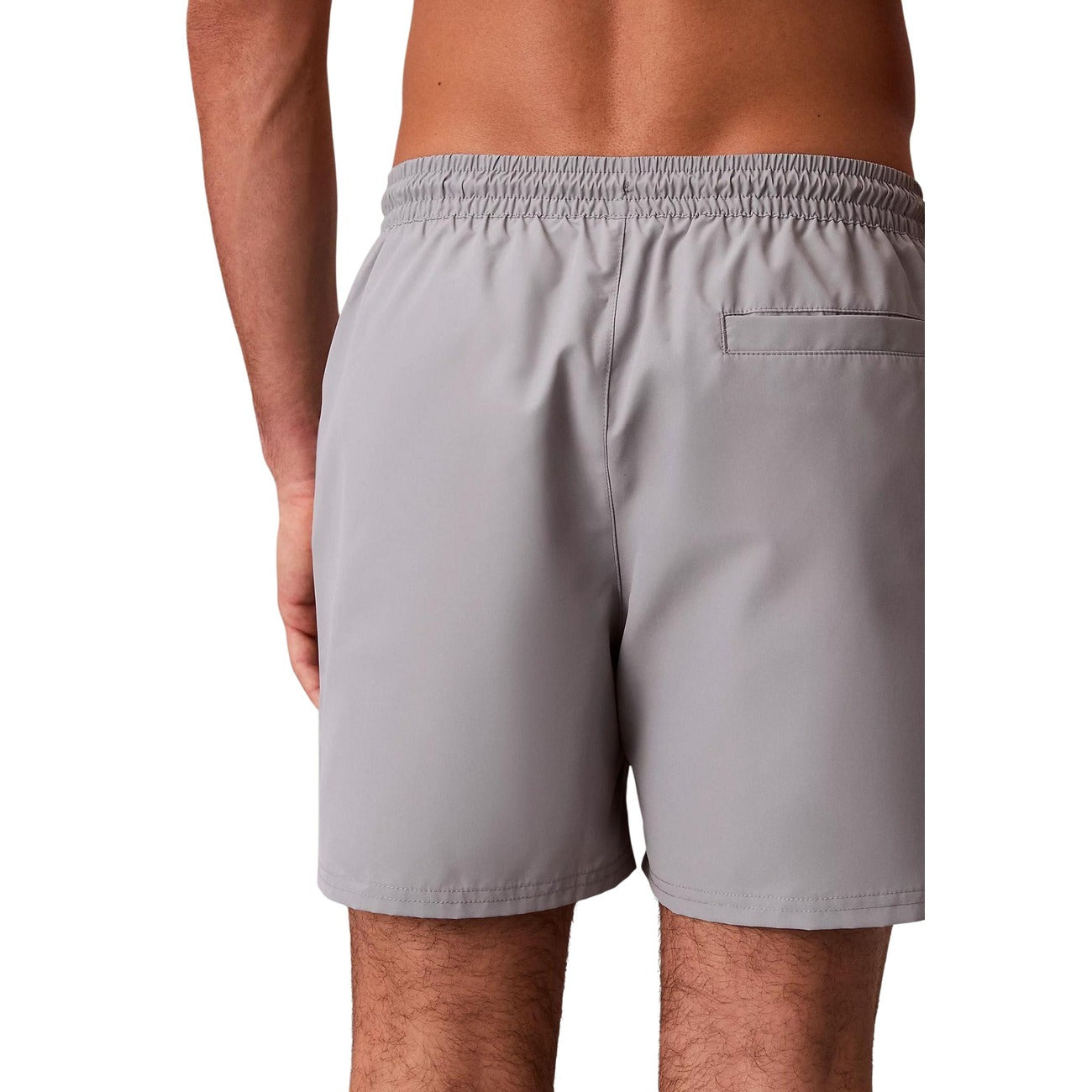 Boxer Mare CK Jeans Grigio; 100% Poliestere Impermeabile. Coulisse regolabile, tasche anteriori e posteriori con velcro, slip in rete. Lunghezza media, asciugatura ultra-rapida, stile moderno.