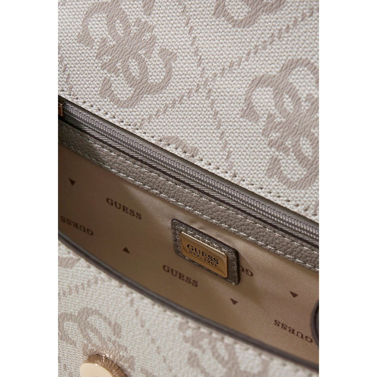 Borsa Guess donna grigia - dettaglio frontale primo piano logo e stampa
