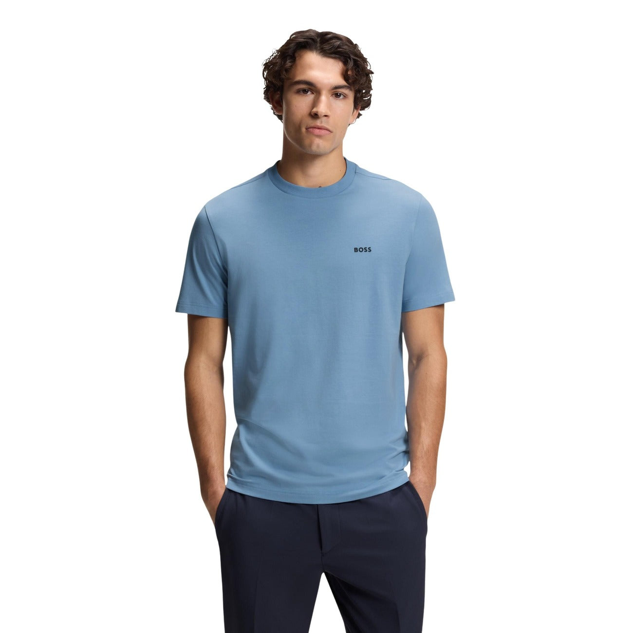 Boss Tee Uomo; cotone 95% e 5% elastan, logo ricamato, scollo tondo. Tessuto elasticizzato e traspirante, vestibilità perfetta, design senza tempo. Alta qualità Boss. Colore azzurro vista frontale 