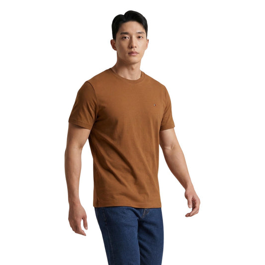 T-shirt Tommy Hilfiger Marrone; 100% Cotone Rigenerato. Regular fit, logo piccolo ricamato, collezione sostenibile. Leggera, versatile e ideale per outfit casual estivi. Vista frontale 