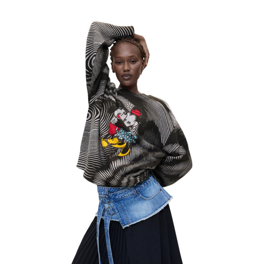 Maglione Desigual Disney Topolino nero donna. Maglione pesante in maglia nera con grafica Mickey Mouse e onde, girocollo, maniche lunghe con polsini a costine e poliammide riciclata, maglione casual autunno inverno.