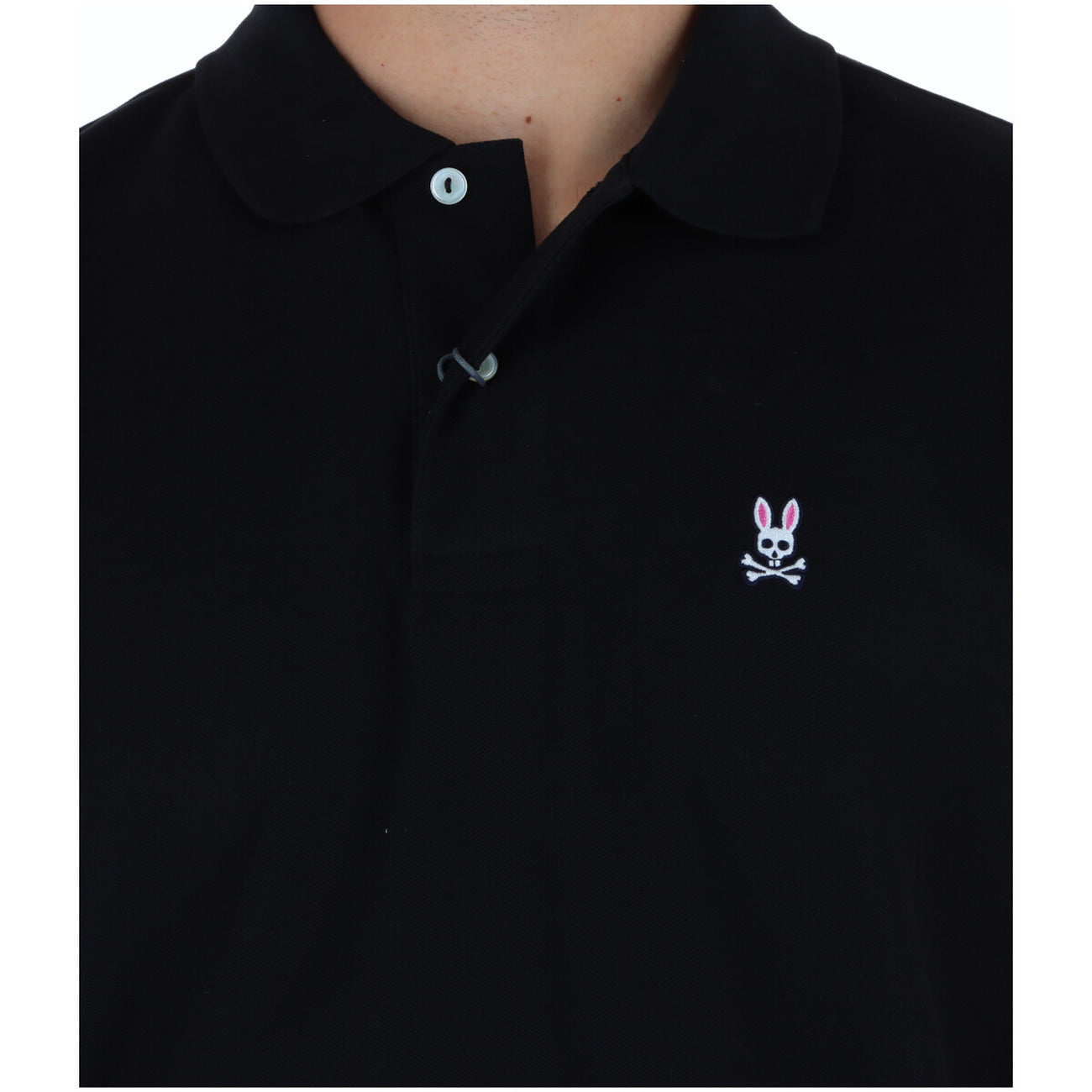 Polo Psycho Bunny Nera; 100% Cotone Pima Peruviano. Tessuto piqué a maglia romboidale, bottoni in madreperla, logo ricamato e colletto anti-arrotolamento. Qualità sartoriale Made in Peru, traspirante e resistente.