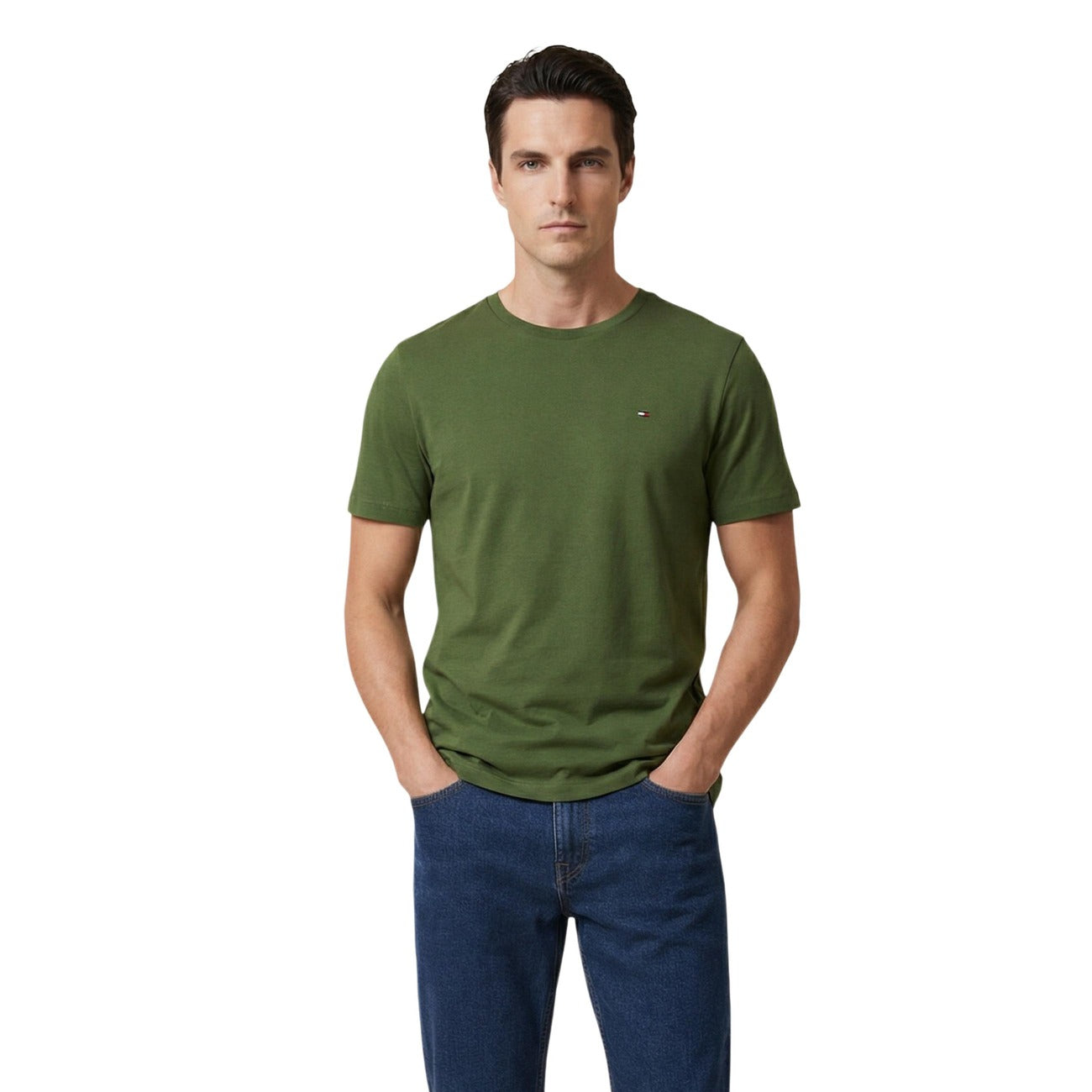 T-shirt Tommy Hilfiger verde; 100% Cotone Rigenerato. Regular fit, logo piccolo ricamato, collezione sostenibile. Leggera, versatile e ideale per outfit casual estivi. Vista frontale 