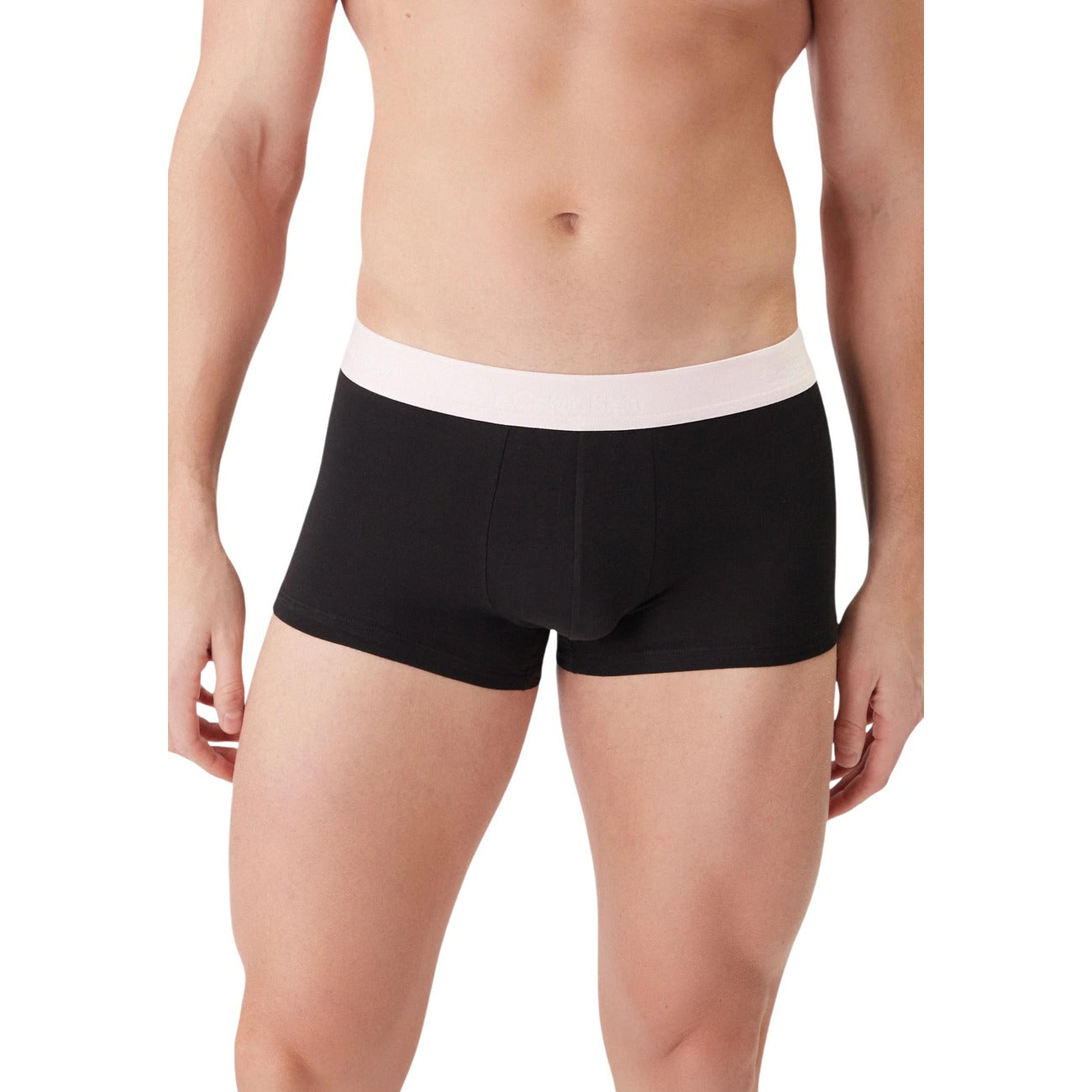 Pack 3 Boxer Low Rise CK; Cotone Stretch. Vita bassa, 95% Cotone, fascia logata a contrasto. Traspiranti, aderenti e progettati per il massimo supporto. Stile versatile per ogni occasione. Con fascia rosa