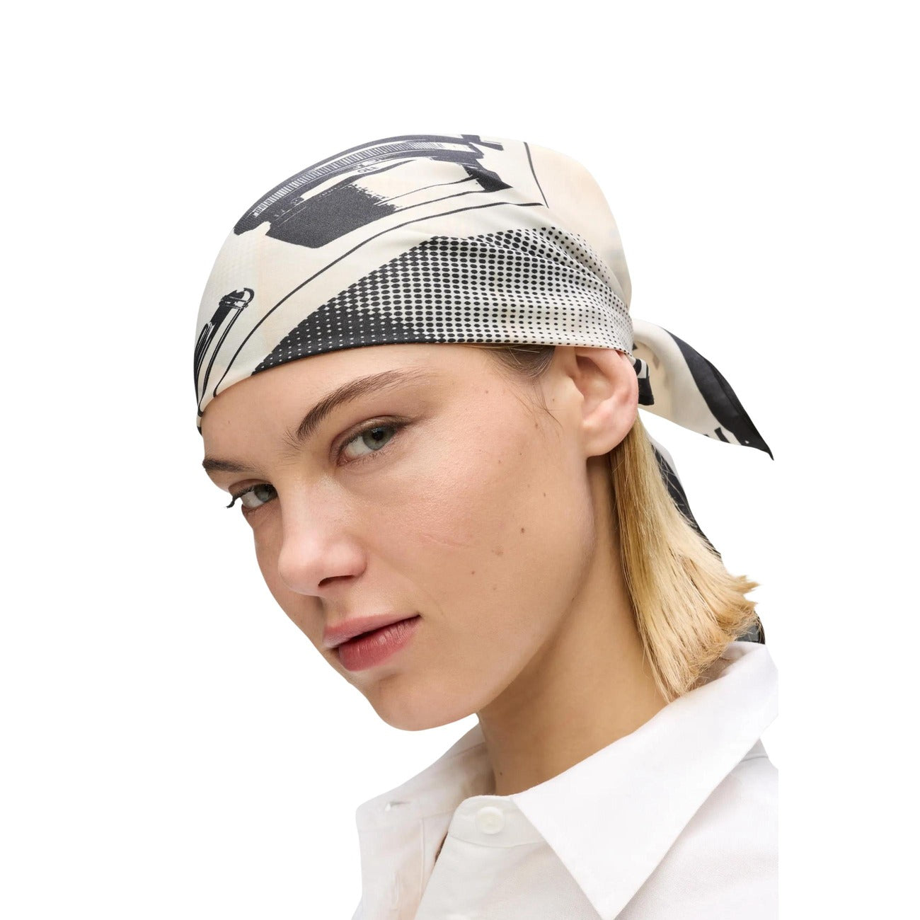 Foulard Karl Lagerfeld B2W330071EY; 100% Poliestere. Stampa grafica Ikon, 55x55 cm, bordo logato. Sciarpa quadrata versatile, luminosa e resistente per la PE26. Indossata da modella 