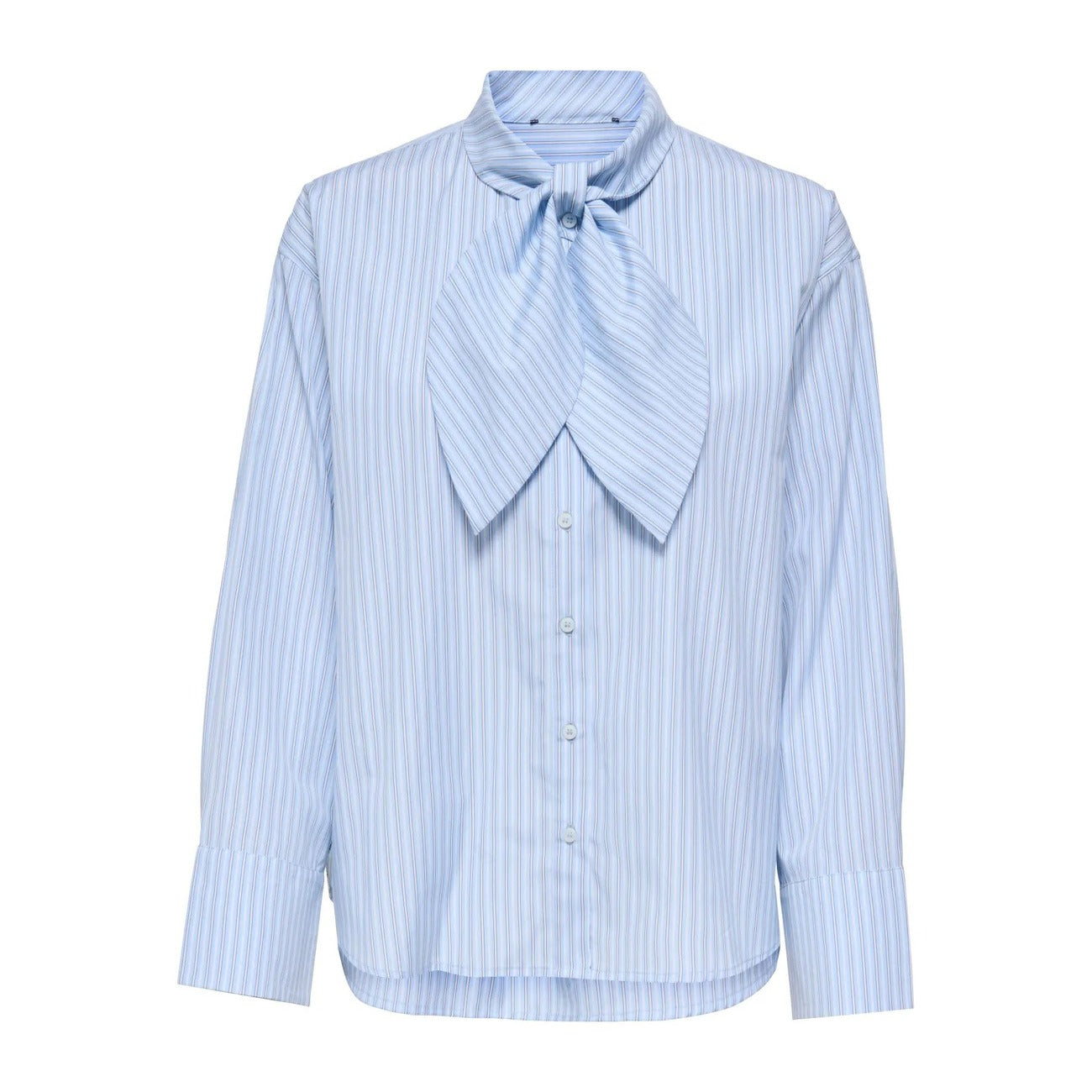 Camicia a righe Only donna blu Windsurfer 15386059. Camicia a maniche lunghe a righe azzurre e blu con colletto classico, bottoni e fiocco decorativo, blusa estiva fresca in misto cotone Primavera/Estate.