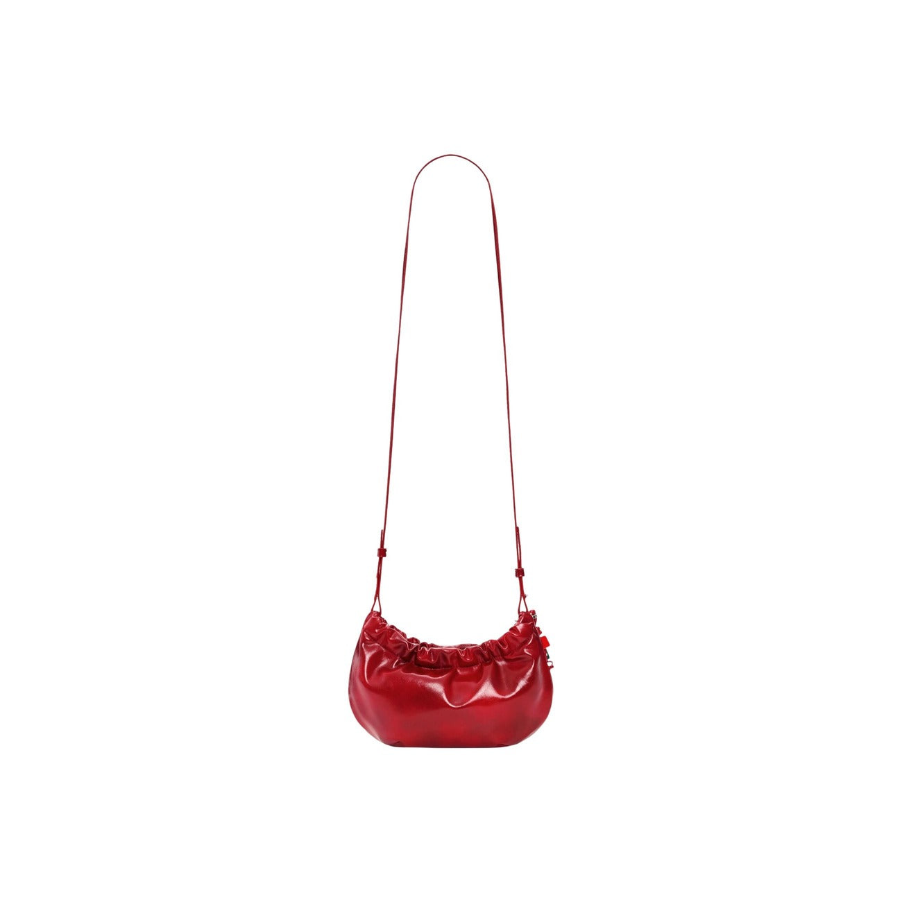 Borsa rossa piccola con tracolla per portarla a bandoliera, logo in rilievo e charm rimovibili vista intera posteriore