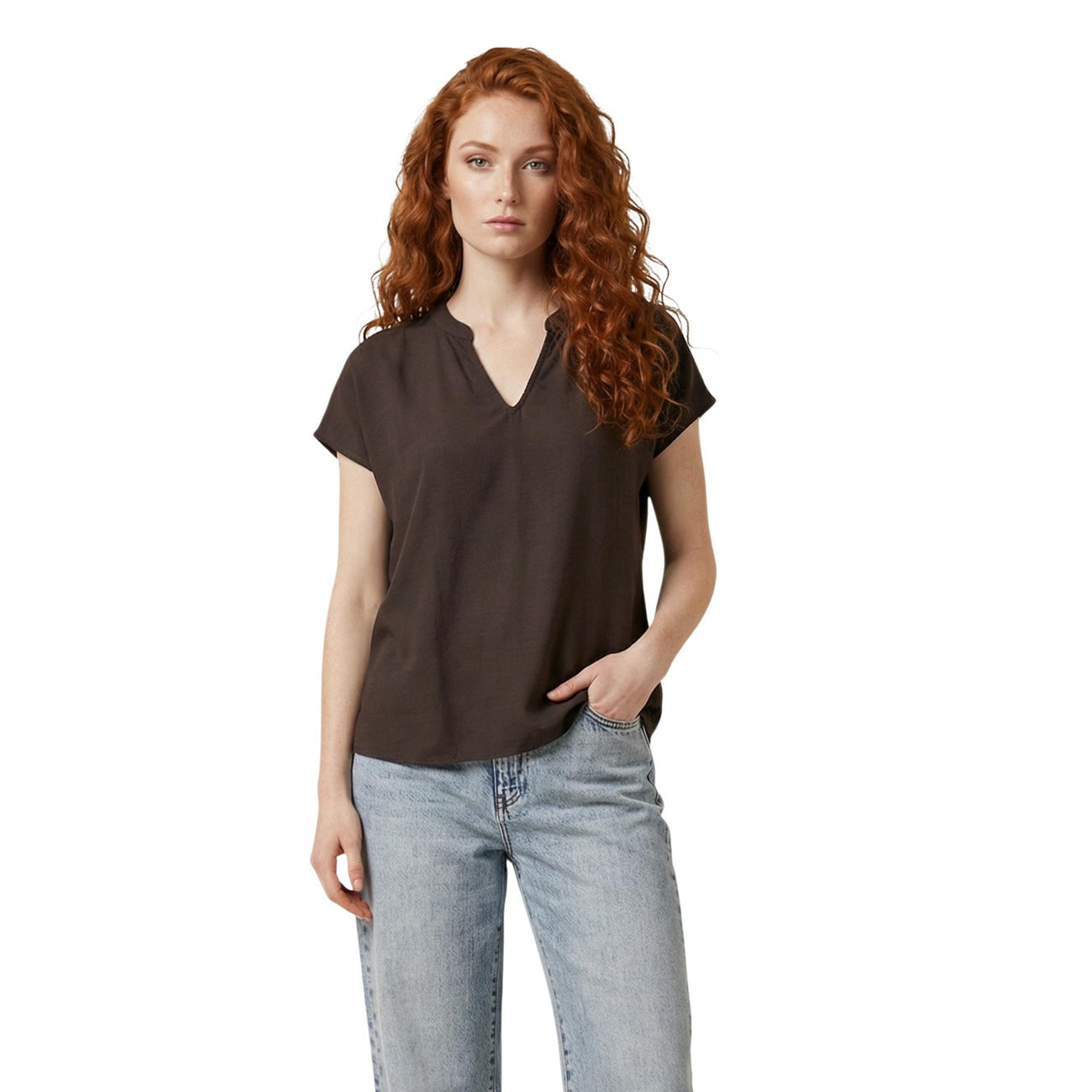 Blusa JDY Jdycaya Lion; Misto Lino e Viscosa. Maniche corte, scollo a V con micro-spacco, vestibilità rilassata. Tessuto naturale traspirante, stile casual raffinato, ideale per il caldo. Colore marrone. Vista frontale 