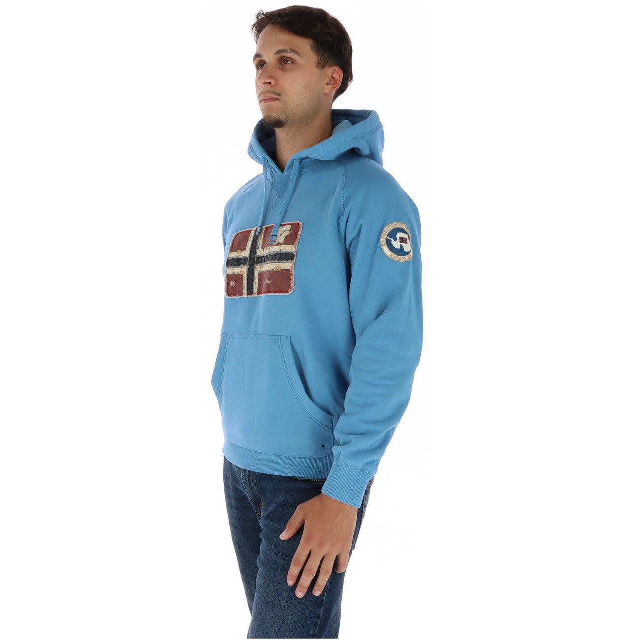 Felpa con cappuccio uomo d'archivio con bandiera norvegese. Felpa sportswear casual in cotone e poliestere con tasca a marsupio, patch logo sulla manica, polsini a costine e vestibilità comoda relaxed fit.