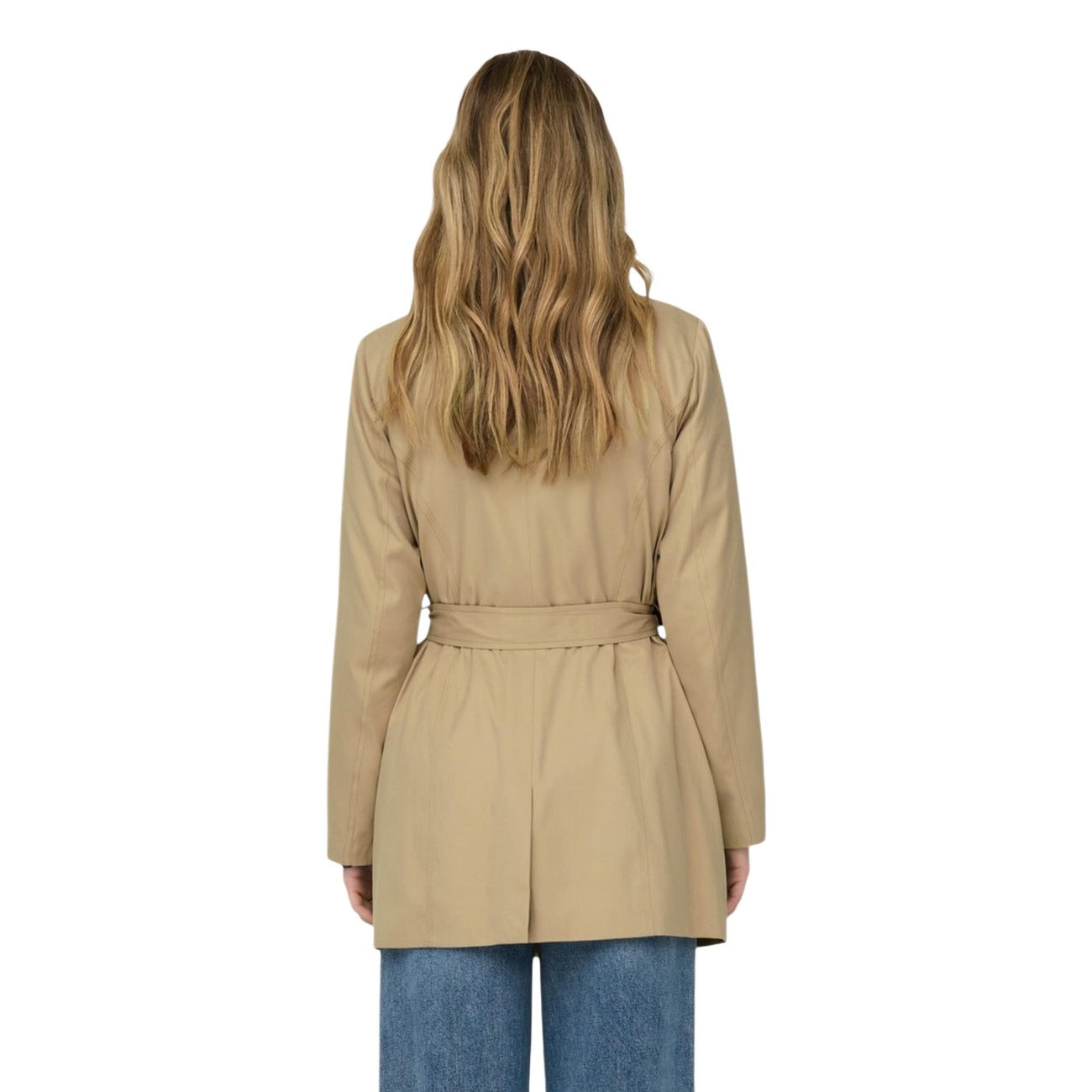 Giacca Only donna beige trench - vista posteriore indossata da modello figura intera
