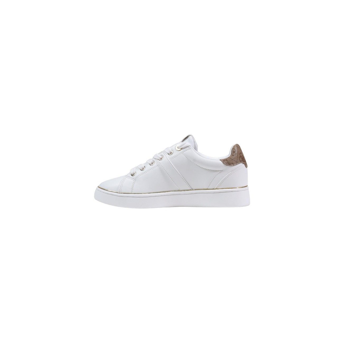 Sneakers Guess Britz; Bianco con dettagli laminati. 100% Poliuretano, fodera in cotone, suola in gomma 3 cm. Logo 4G sul retro e sulla suola, stile casual-sportivo Primavera/Estate. Vista laterale 