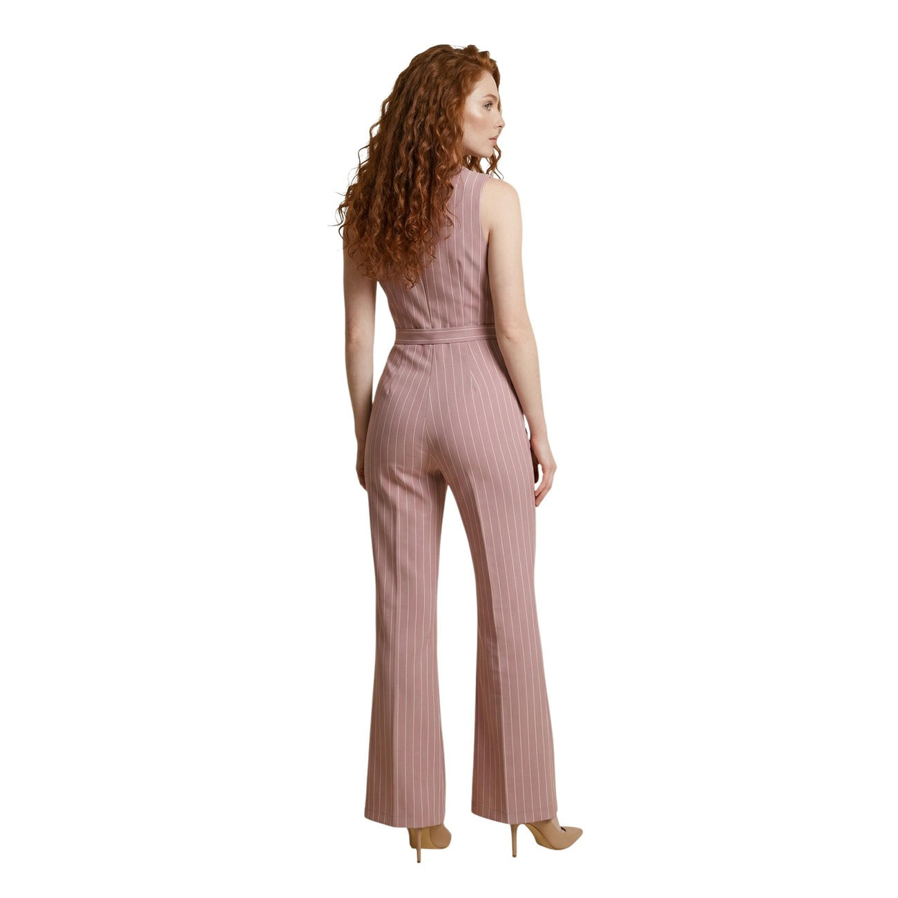 Artigli Jumpsuit Gessata Doppiopetto; tuta elegante rosa gessato con bottoni gold e cintura. Tessuto tecnico stretch, effetto snellente e design sartoriale sofisticato. Vista posteriore 