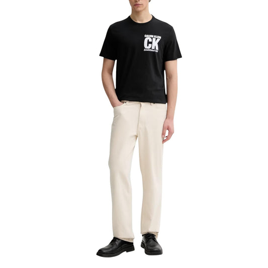 T-shirt Calvin Klein LV04RE819G; 100% cotone, logo "Established 1968", regular fit. Capo essenziale e versatile. Colore nero. Vista frontale figura intera 