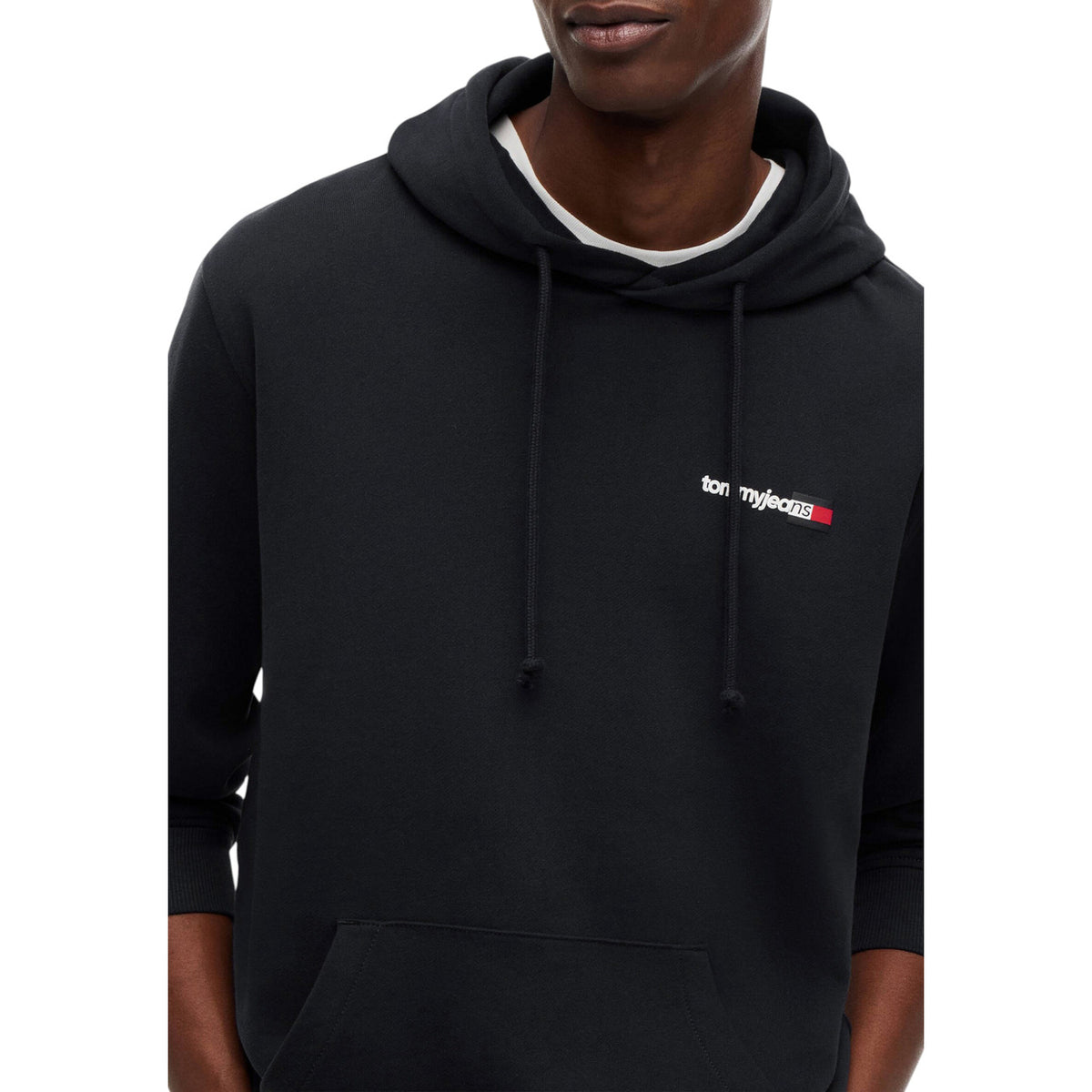 Felpa Tommy Hilfiger Jeans uomo nera con cappuccio DM0DM23393. Felpa sostenibile in cotone rigenerato con tasca a marsupio frontale, coulisse e logo Tommy Jeans sul petto, abbigliamento casual uomo mezza stagione