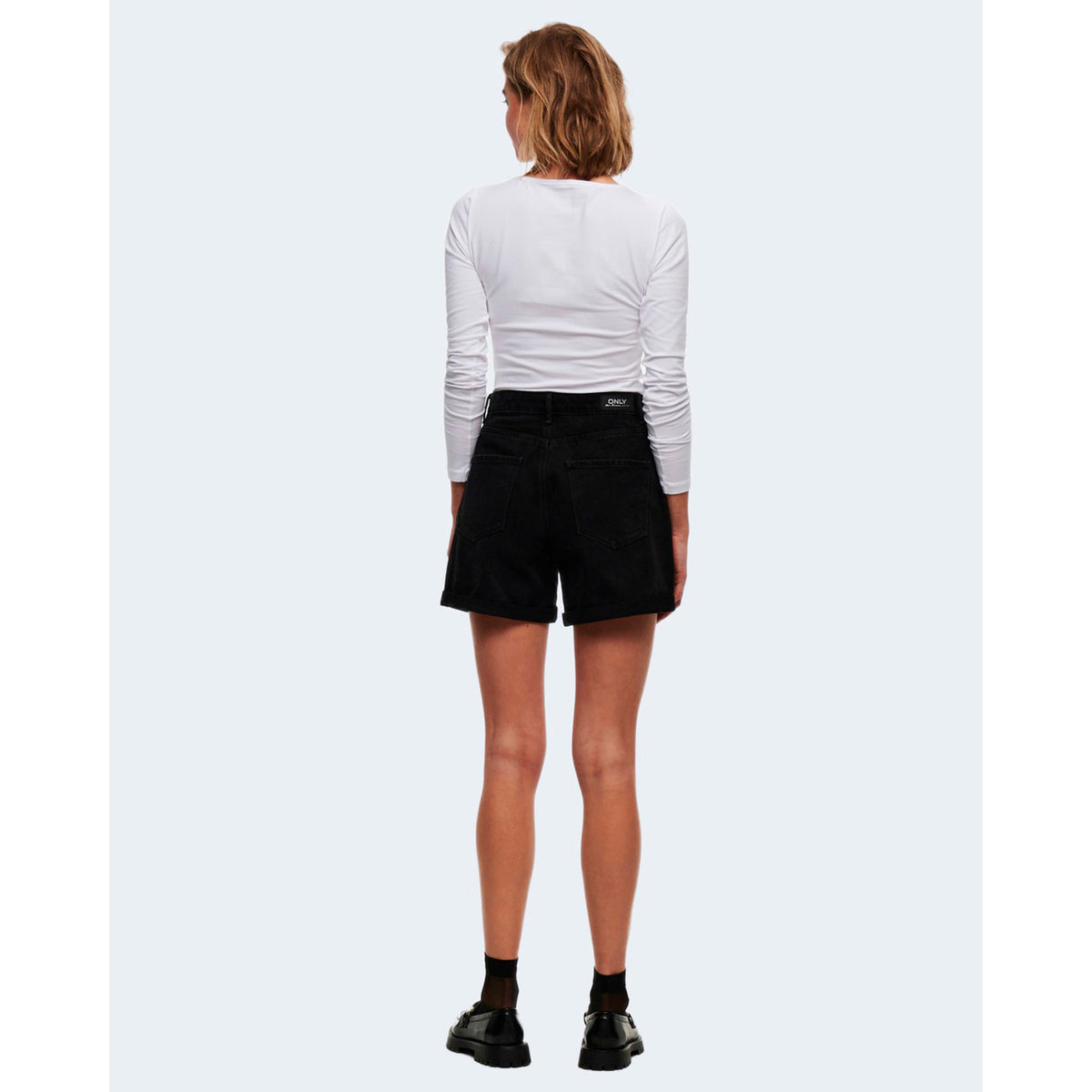 T-shirt manica lunga donna Only 15204712. Maglia paricollo stretch fit in cotone bianco e nero primavera estate.