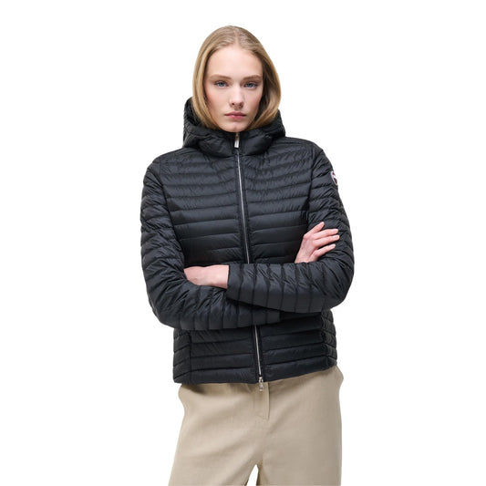Piumino donna Colmar Originals nero 100 grammi 2213 9VX. Giacca leggera da donna nera sciancrata con cappuccio fisso, zip doppio cursore e tessuto riciclato idrorepellente, capospalla primaverile casual e femminile.