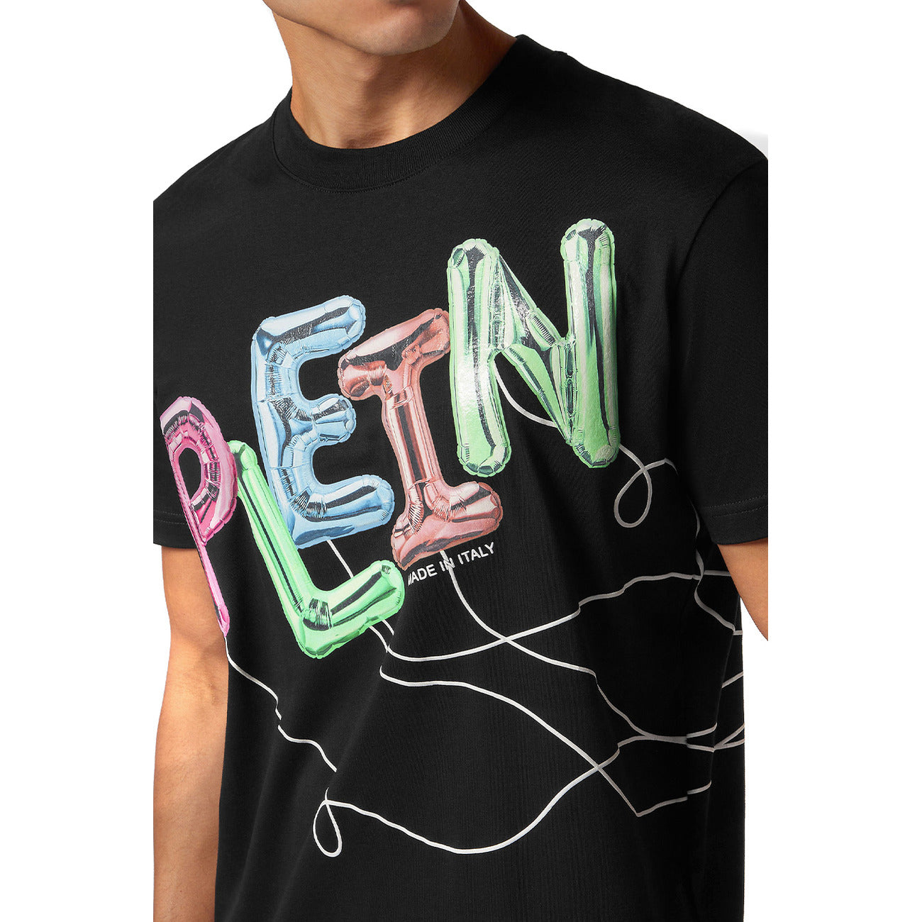 T-shirt Philipp Plein BO_1481; Nero, 100% Cotone. Grafica graffiti bombing, patch logo in pelle Saffiano, vestibilità regular. Eccellenza artigianale Made in Italy. Dettaglio logo 