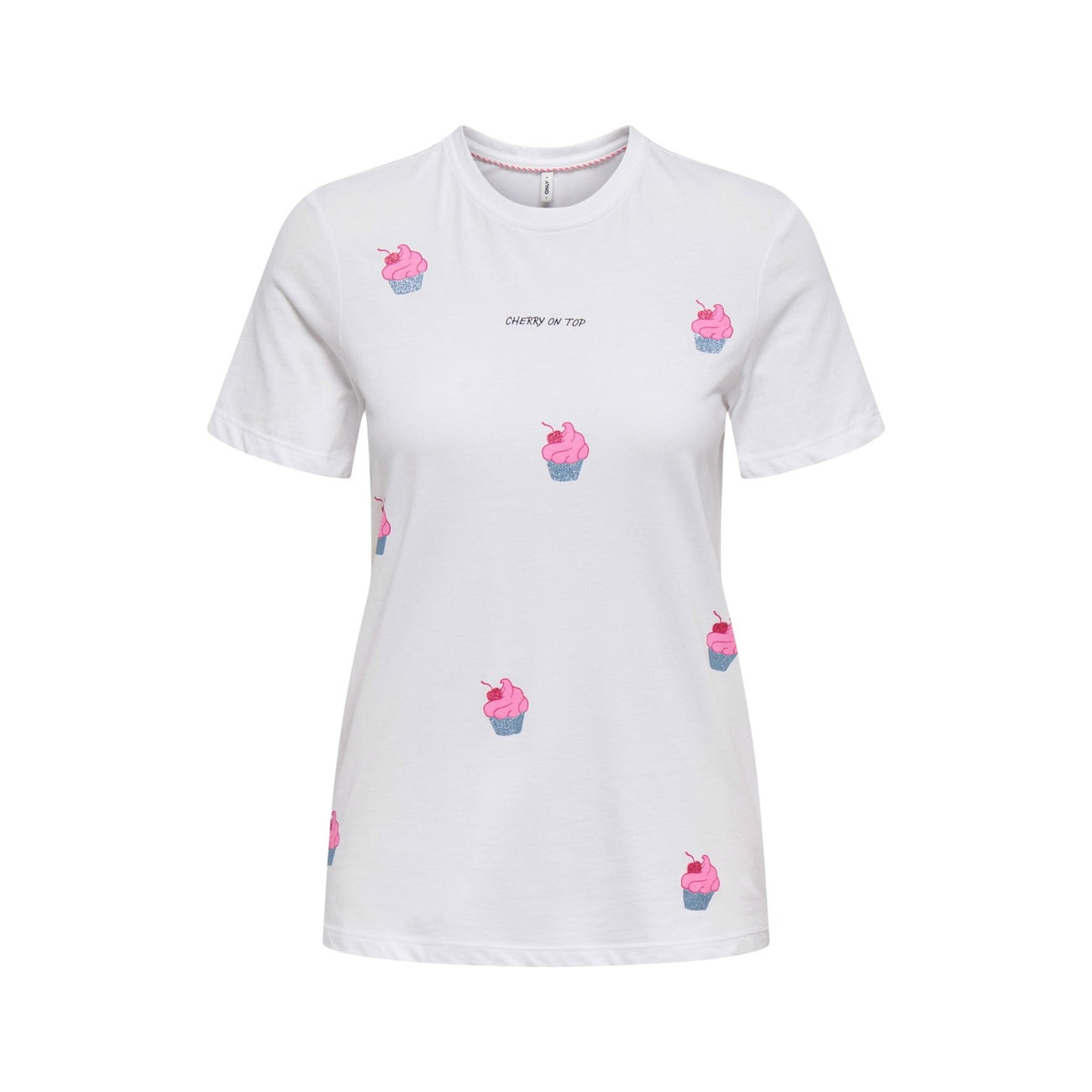 ONLY Onlkita Glam Top; cotone bio, stampa cupcake glitter, scritta "Sweet but Twisted". La t-shirt giocosa e sostenibile per la stagione Primavera/Estate. Colore bianco vista frontale 