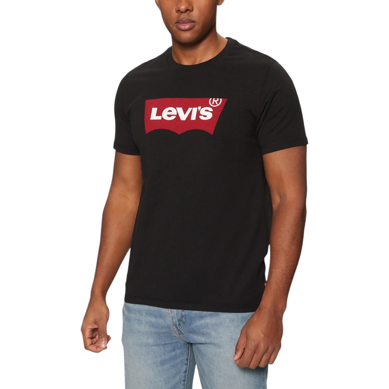 T-shirt Levi's Uomo Nera; 100% Cotone Jersey. Stampa grafica, maniche corte, scollo tondo. Vestibilità regolare/attillata, lavabile a 30°C. Stile casual intramontabile. Vista frontale indossata 