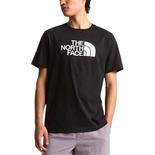 T-shirt The North Face uomo nera con logo manica corta scollo tondo 100% cotone - vista frontale indossata da modello figura intera
