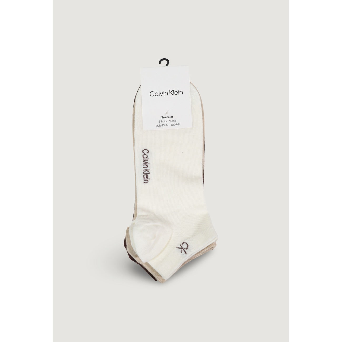 Pack 3 Paia Calzini Sneaker Calvin Klein; Beige. 69% Cotone, 29% Fibre tecniche, 2% Elastam. Logo CK ricamato, traspiranti, taglio basso casual.