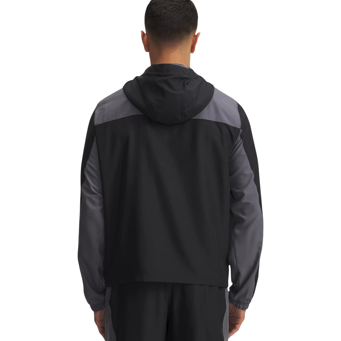 Giacca Under Armour UA TECH SPORT WOVEN JKT uomo nera con cerniera cappuccio maniche lunghe tasche anteriori 100% poliestere - vista posteriore retro indossata da modello
