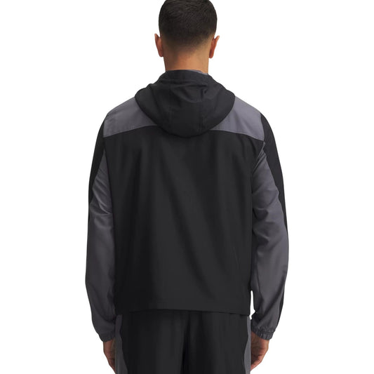 Giacca Under Armour UA TECH SPORT WOVEN JKT uomo nera con cerniera cappuccio maniche lunghe tasche anteriori 100% poliestere - vista posteriore retro indossata da modello
