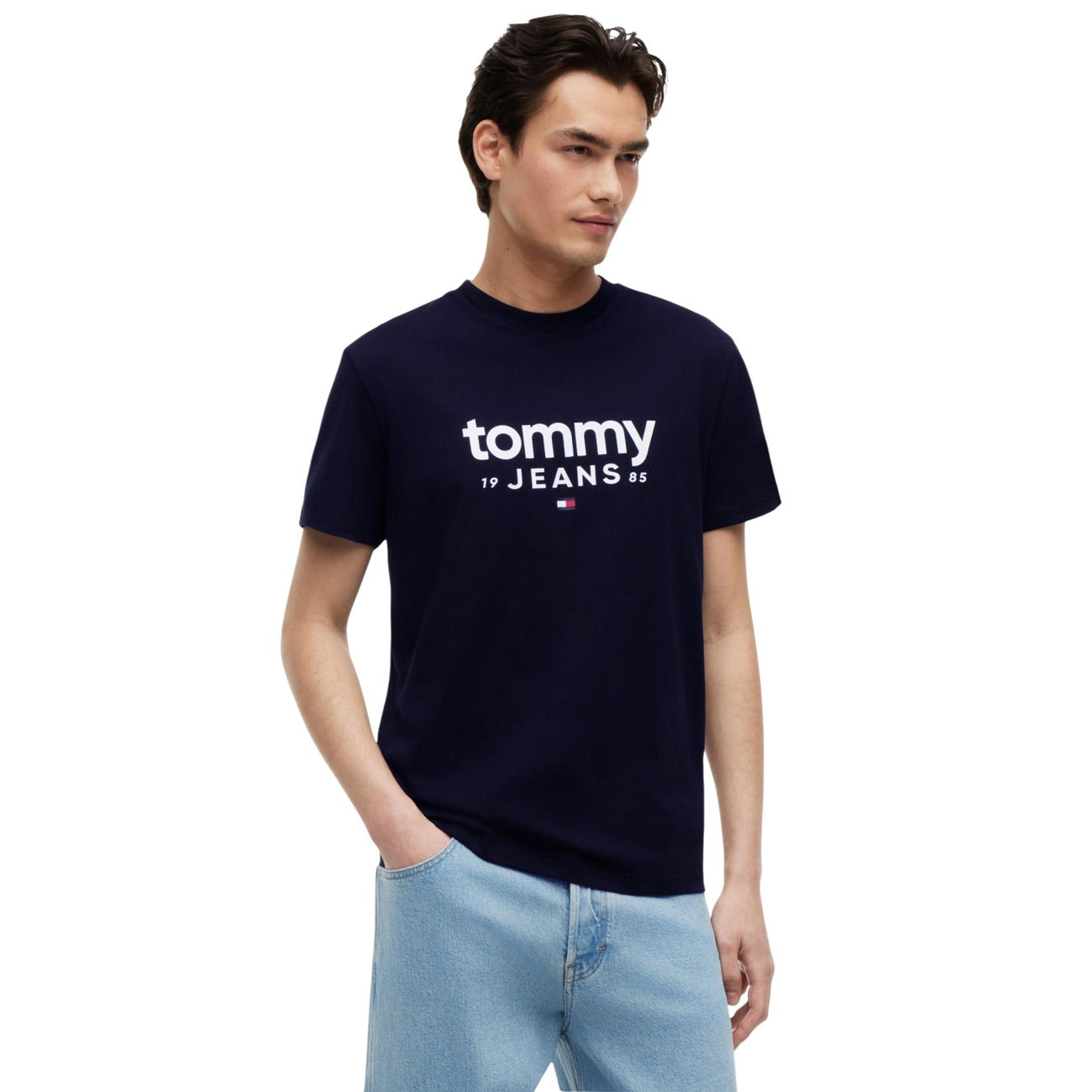 T-shirt blu Tommy Jeans; Maxi Logo. 100% Cotone Rigenerato. Regular fit, maniche corte, design iconico e sostenibile. Ideale per jeans e look sportivi. Frontale 