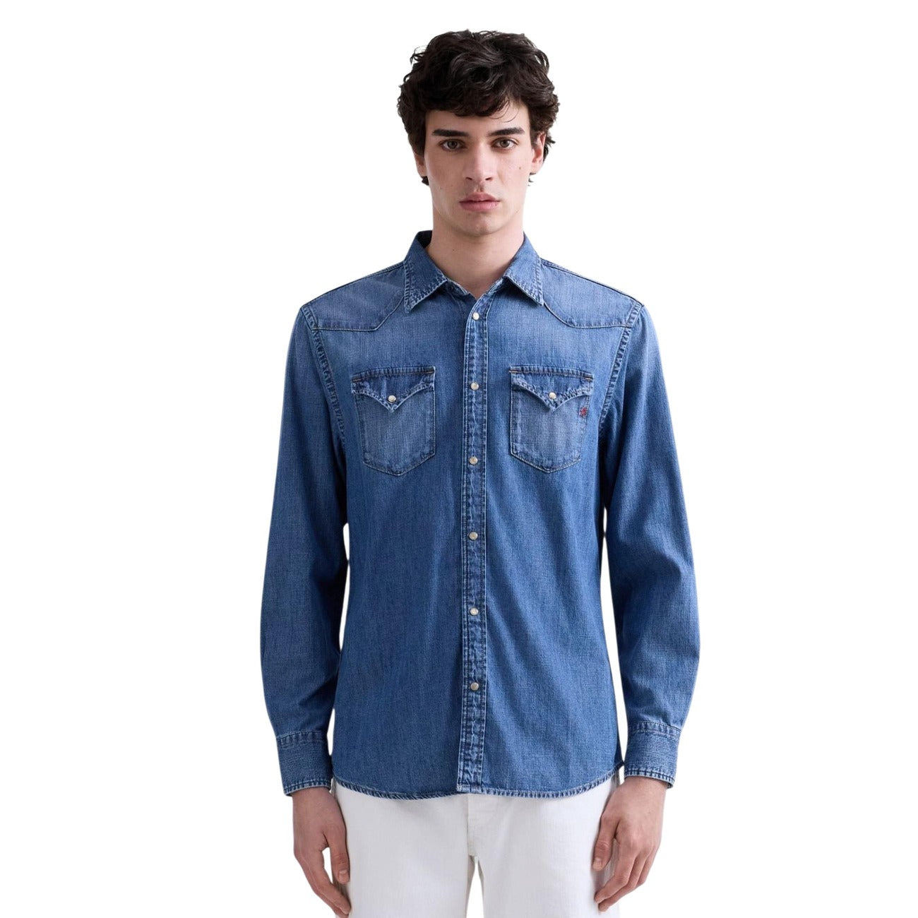 Camicia Replay M4023T; 100% cotone, Regular Fit, maniche lunghe. Bottoni a pressione, tasche con patta, cuciture a vista. Stile casual-urbano di alta qualità, ideale per il layering. Vista frontale 