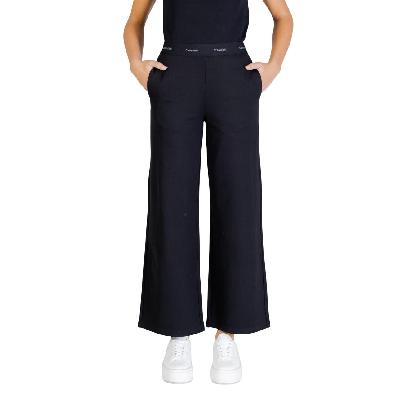 Calvin Klein Jeans Donna LV044E622G; pantaloni ampi neri, vita elasticizzata logata, tessuto comfort stretch. Eleganza sportiva quotidiana. Vista frontale 