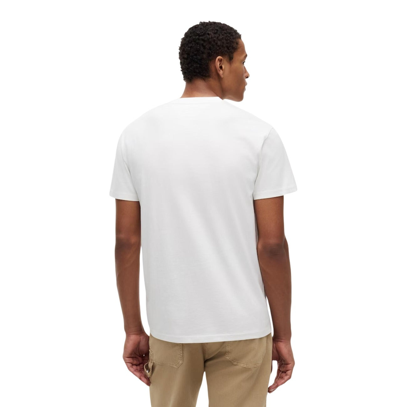 T-shirt Bianca Tommy Jeans; Logo Print. 100% Cotone Rigenerato. Vestibilità regolare, traspirante e sostenibile. Il basic immancabile del guardaroba maschile. Posteriore 