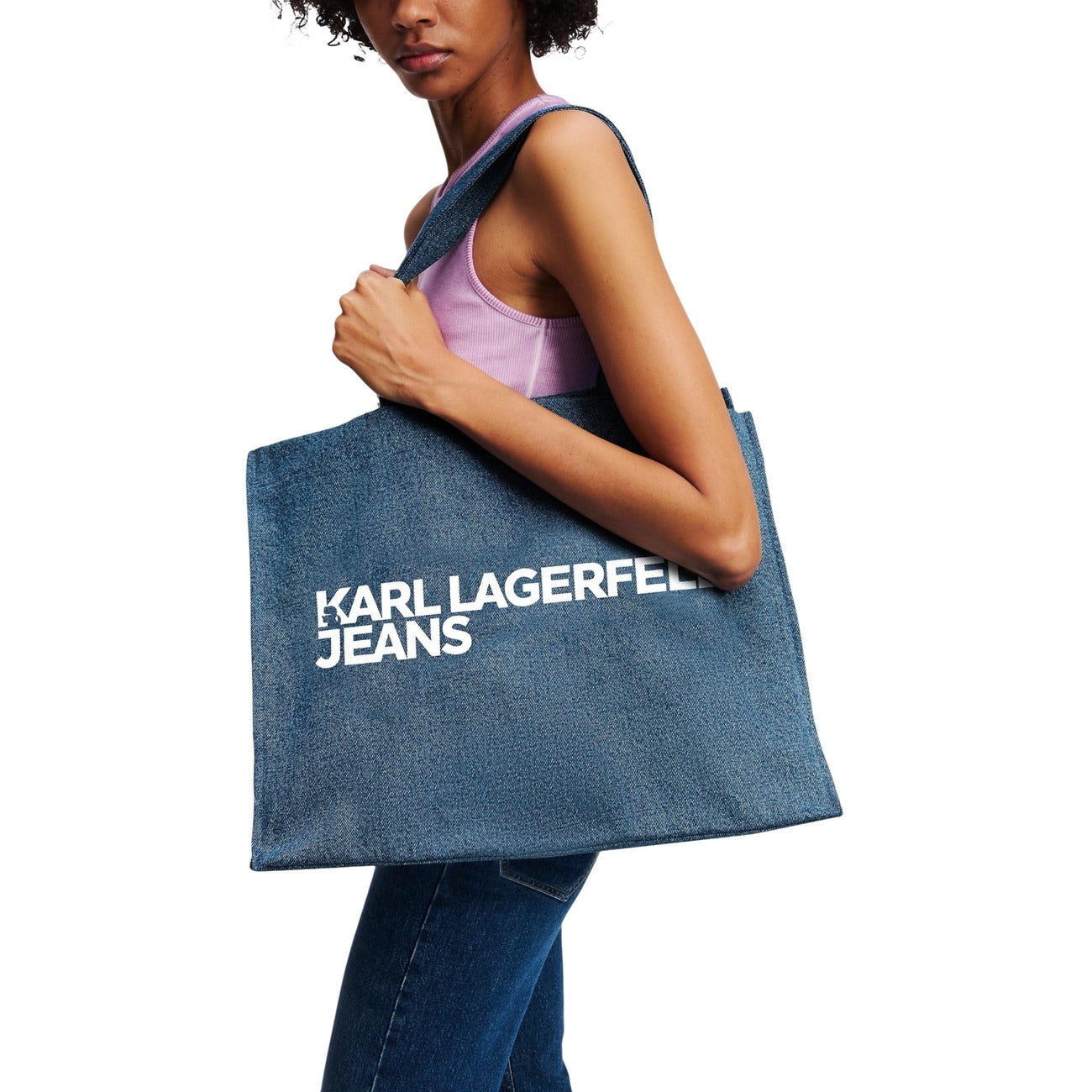 Dettaglio borsa Karl Lagerfeld Jeans LOGO DENIM donna blu in denim con chiusura zip e tasca interna indossata da modella