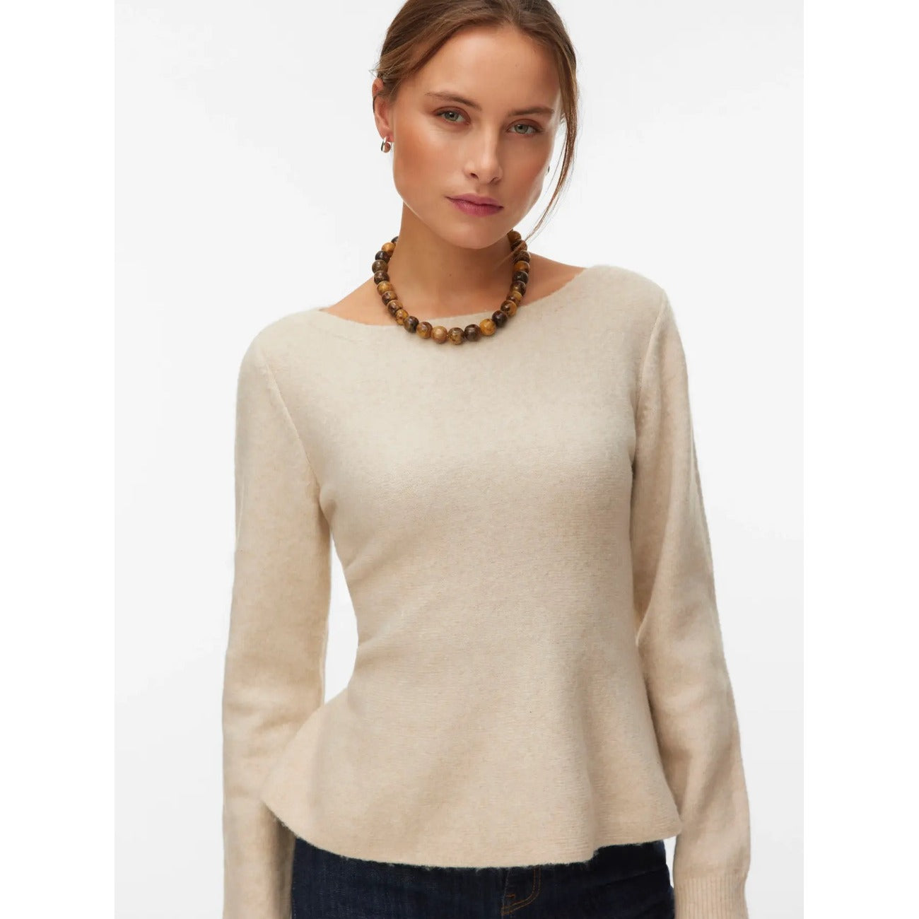 Pullover Donna Aderente Beige Vero Moda; Maglia elastica in poliestere con scollo a barca e dettaglio volant. Maniche lunghe con polsini a coste, vestibilità bodycon, stile casual-chic autunno-inverno. Frontale 