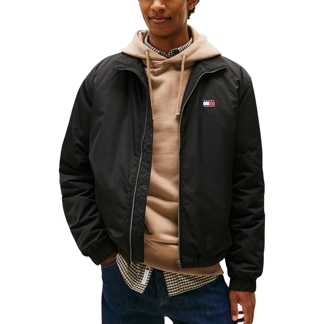 Giubbino imbottito Tommy Jeans; idrorepellente, antivento, relaxed fit. Collo a imbuto, tasca interna, logo distintivo. Protezione e stile per la stagione fredda. Vista frontale 