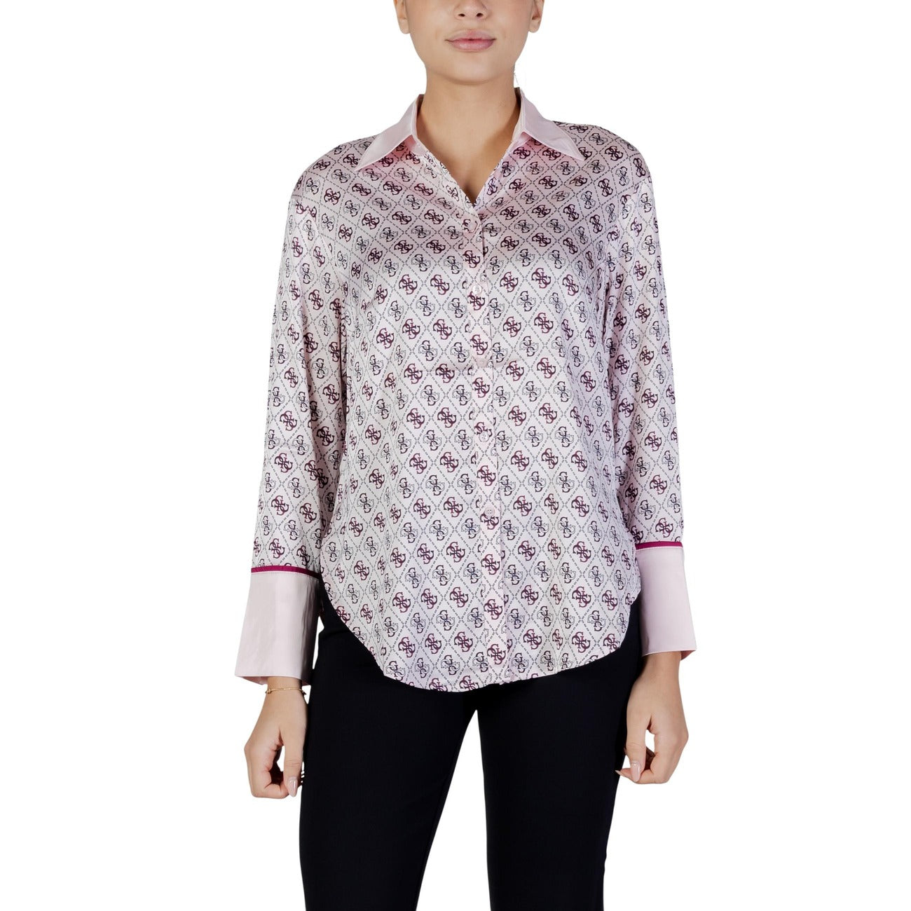 Camicia rosa in raso con logo all over dalla vestibilità regular.
Colletto classico, manica lunga.
Chiusura con bottoni.