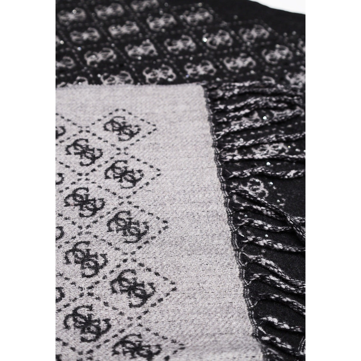 Sciarpa Guess Jewels donna AW5658 POL03. Sciarpa invernale ed elegante con logo jacquard e applicazione di strass brillanti, rifinita con morbide frange, accessorio da donna per autunno inverno.