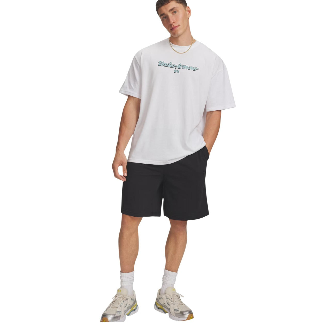 Bermuda Uomo Neri Under Armour Rival Lightweight; Pantaloncino sportivo leggero in misto cotone tinta unita. Vita elastica, tasche laterali e tasca posteriore, stile activewear e tempo libero primavera-estate. Intera 