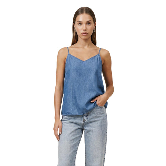 Canotta Only Onlnova Blu; 100% Cotone. Scollo a V, spalline regolabili, vestibilità svasata. Top leggero estivo stile casual. Disponibile in blu tinta unita. Vista frontale 