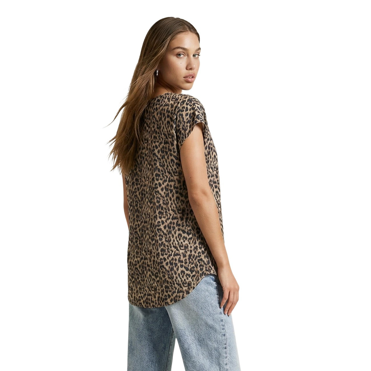 Blusa Only ONLNOVA LIFE; 100% Viscosa. Maniche corte, scollo rotondo, stampa grafica moderna. Vestibilità fluida e leggera. Top donna casual-chic per l'estate. Leopardat vista Posteriore 
