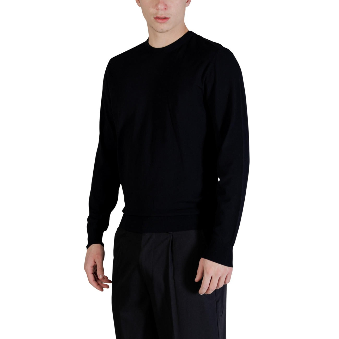 Maglia Guess Kadir Tech; Nero. 80% Viscosa, 20% Poliestere. Girocollo, maniche lunghe, tessuto tecnico morbido. Ideale per la mezza stagione, stile casual-chic.