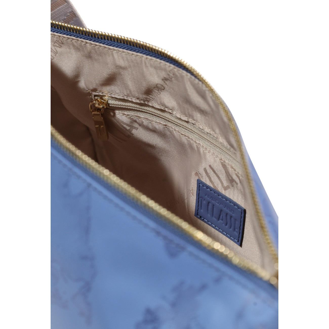 Borsa Media Alviero Martini; 58% Poliestere, 42% PU. Chiusura con zip, tracolla regolabile, logo metallico. Borsa donna leggera, sicura e iconica. Colore blu vista cerniera