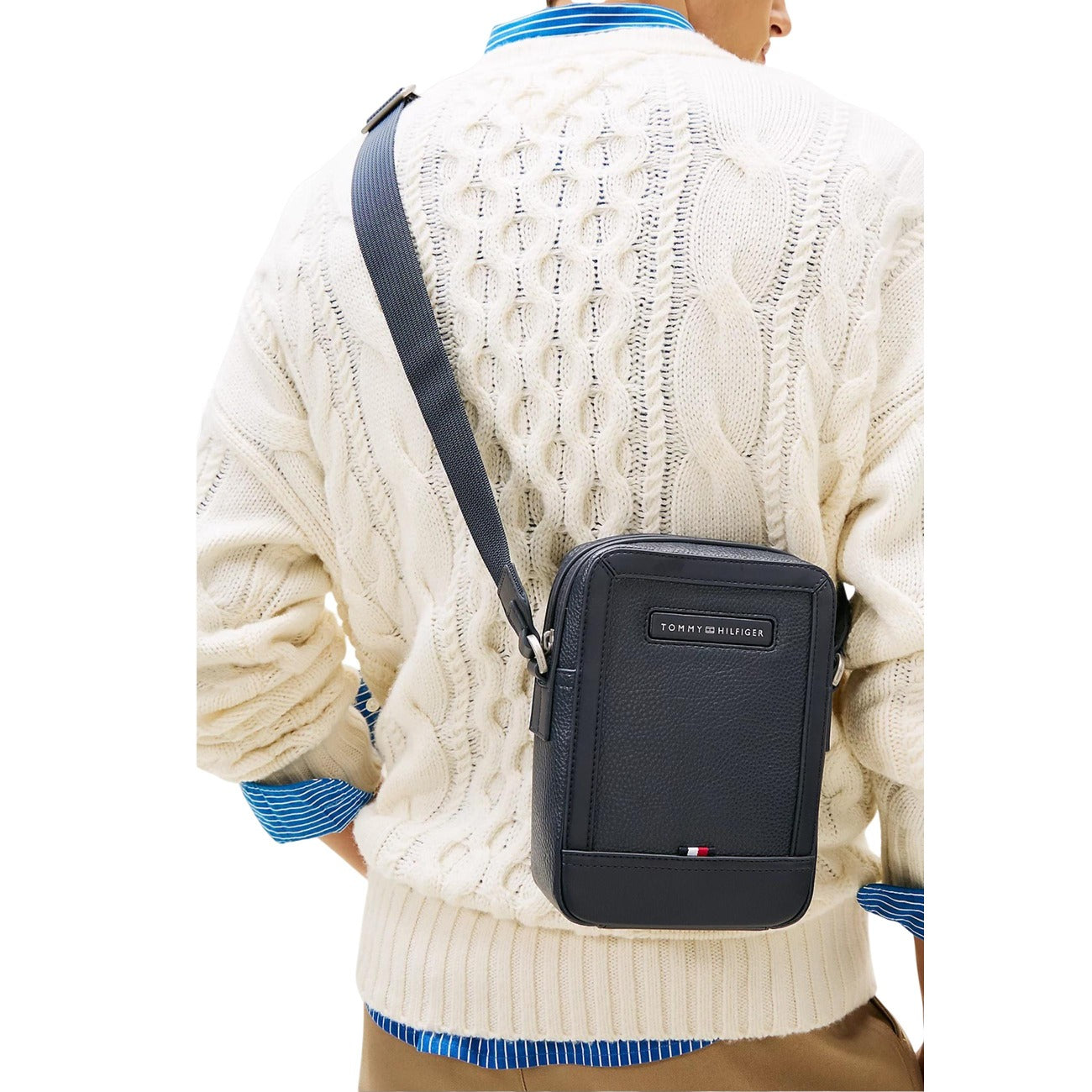 Tracolla uomo Tommy Hilfiger Mini Reporter; 100% Poliuretano blu. Logo applicato, tracolla regolabile, chiusura con zip. Borsa compatta uomo, versatile e moderna. Indossata 