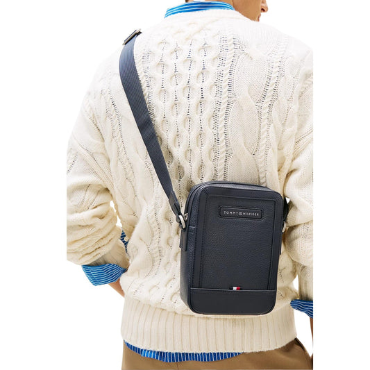 Tracolla uomo Tommy Hilfiger Mini Reporter; 100% Poliuretano blu. Logo applicato, tracolla regolabile, chiusura con zip. Borsa compatta uomo, versatile e moderna. Indossata 