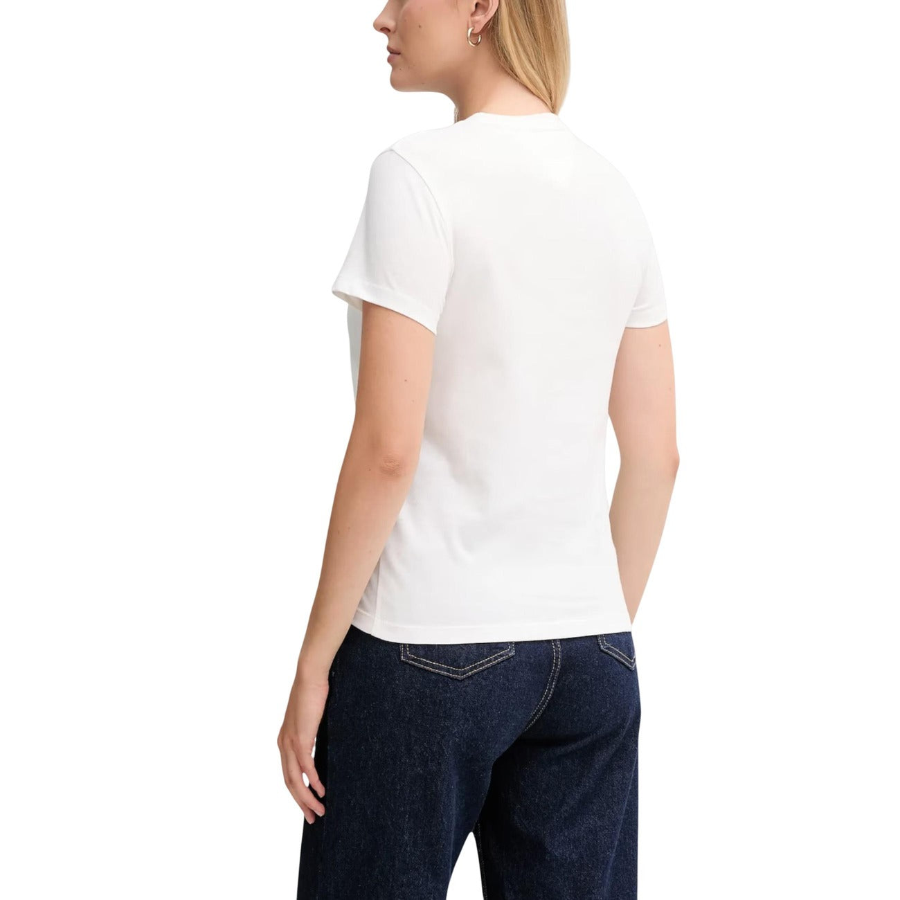 T-shirt Tommy Jeans; 100% Puro Cotone. Regular fit, logo bandiera tono su tono, jersey leggero. Maglia uomo traspirante e iconica per la stagione PE26. Colore bianco vista posteriore 