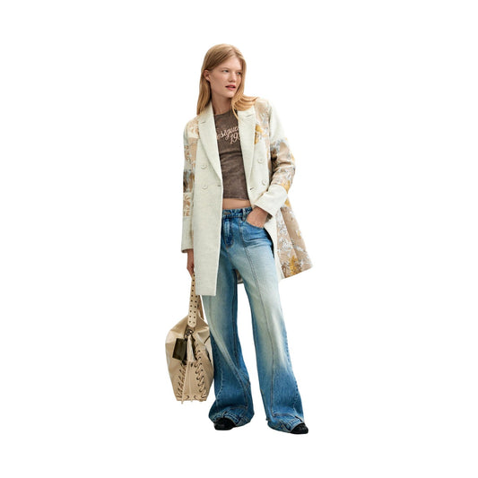 Cappotto Desigual donna bianco Coat Joya 26WWEW19. Cappotto sfoderato mezza stagione in lana e lino con lavorazione patchwork e motivi floreali ricamati, chiusura doppiopetto e stile boho chic.
