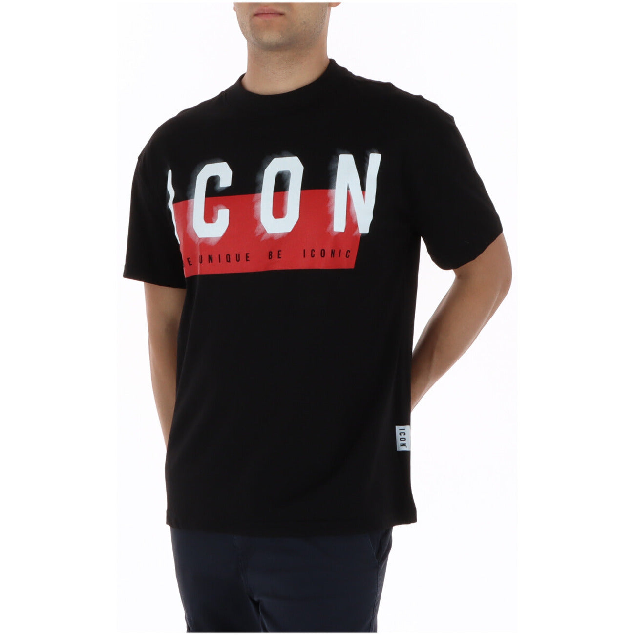 T-shirt ICON IUT041; 100% cotone Made in IT. Maxi logo frontale, colore nero, scollo tondo. Maglia estiva maschile premium, fresca e iconica.