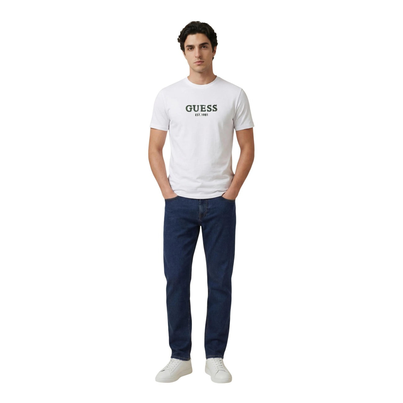 T-shirt bianca Guess con logo a contrasto e cuciture distintive, maniche corte, composizione in cotone e elastam per una vestibilità flessibile. Vista frontale figura intera 