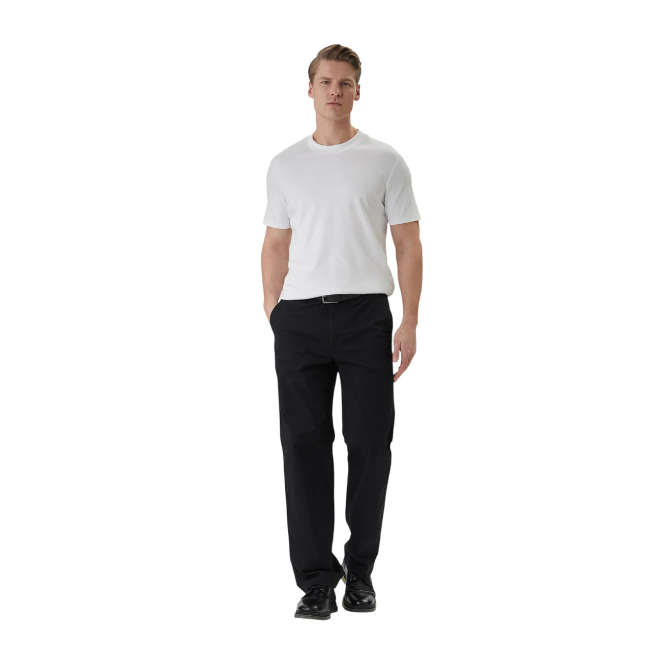 Pantaloni Regular Neri Uomo Calvin Klein Jeans; Tessuto 97% cotone e 3% elastam-lycra. Taglio dritto confortevole con vita regolare, chiusura con zip e bottone. Tasche laterali discrete e stile casual-business continuativo. Figura intera 