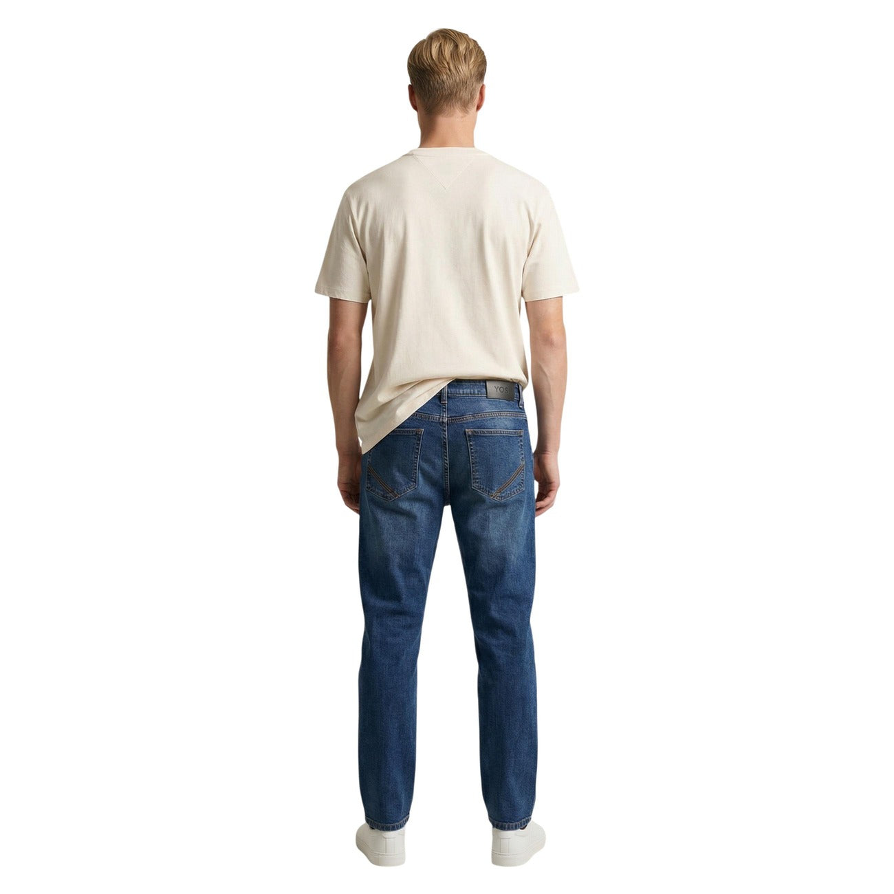 T-shirt Tommy Jeans Bianca; 100% Cotone Rigenerato. Regular fit, logo grafico stampato, scollatura tonda a costine. Capo versatile 4 stagioni, ideale per outfit casual e urban. Vista posteriore 