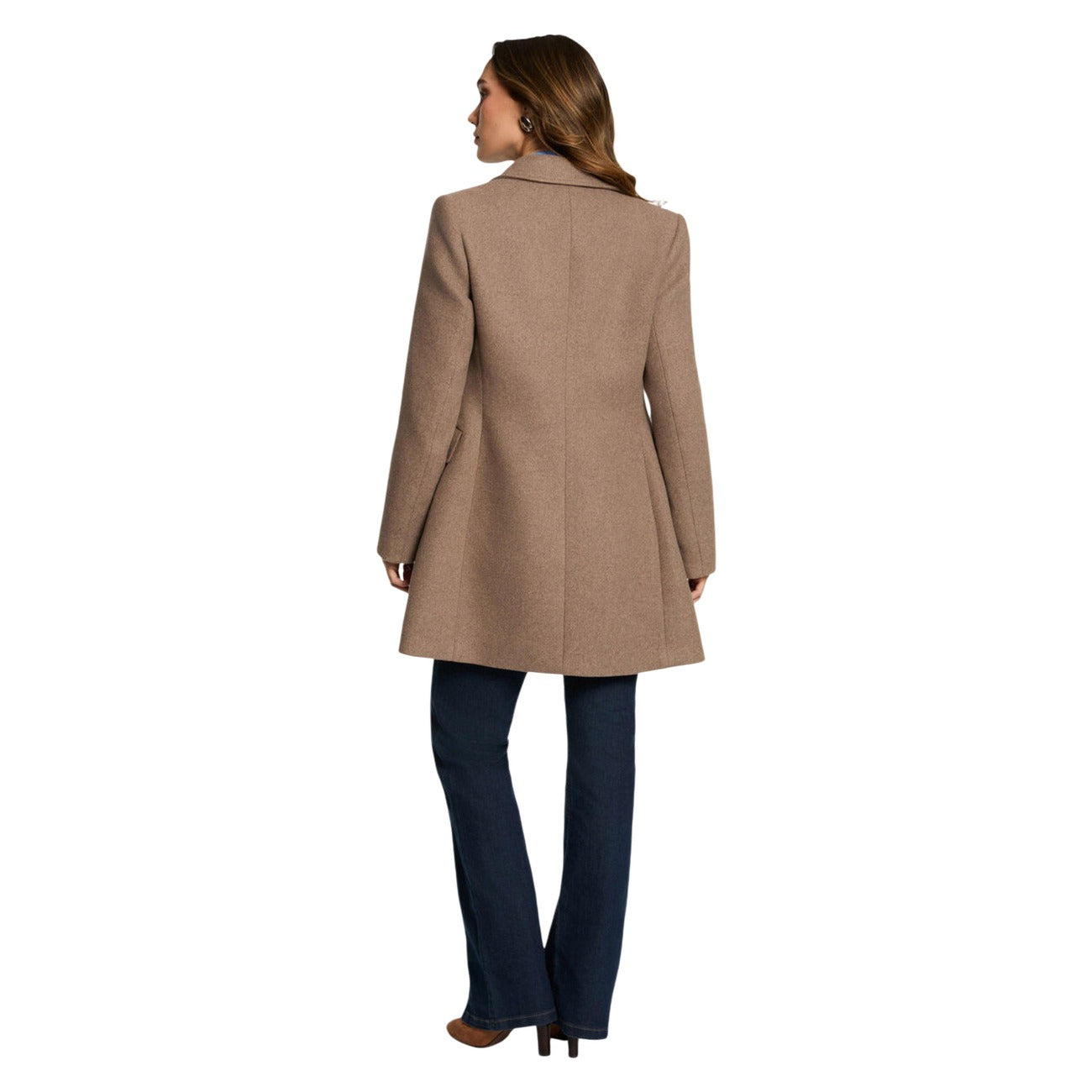 Cappotto Morgan De Toi donna Taupe 252-GCHA. Cappotto lungo elegante foderato in misto lana, abbottonatura doppiopetto con bottoni in metallo, collo a rever ampio e vestibilità dritto-regolare per l'inverno.